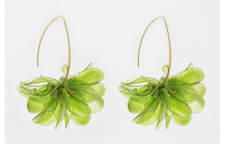 Pendientes V dorado mate con flor lentejuelas oval