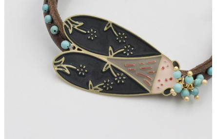 Pulsera cuero cosido relleno marrón con polilla ve