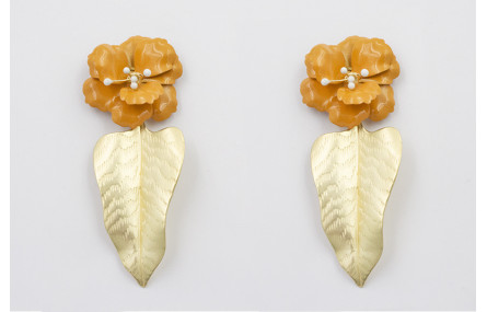  Pendientes hoja dorada mate con flores sobrepuest