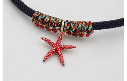 Pulsera de cordón trenzado azul marino con nudo ma