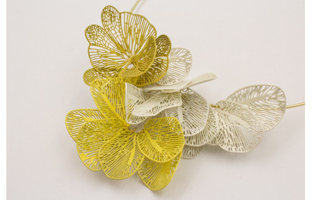 Collar rigido con alas de mariposa esmalte mostaza