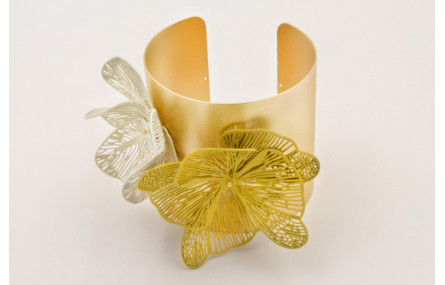 Brazalete rigido con alas mariposa esmalte mostaza