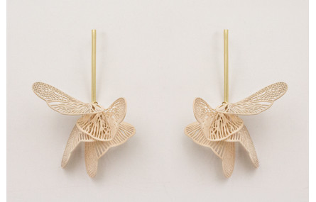 Pendientes perno pivote dorado mate con alas marip