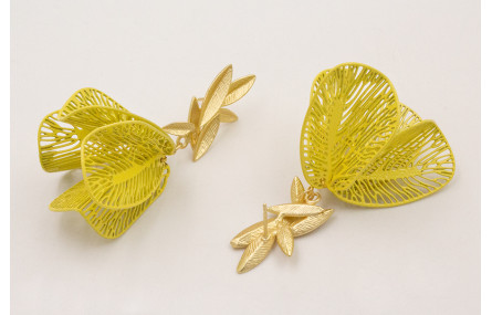 Pendientes perno hojas doradas mates con alas redo