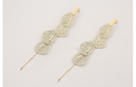 Pendientes perno listón dorado mate con cadena lis