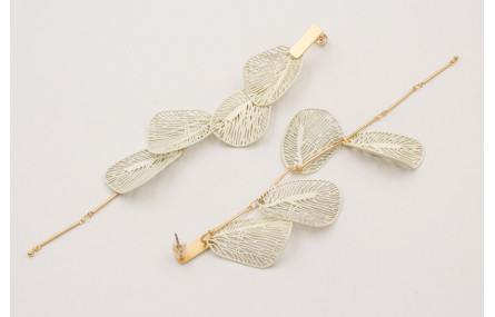 Pendientes perno listón dorado mate con cadena lis