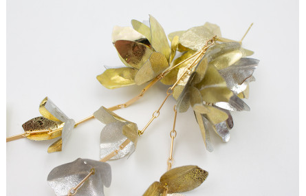 Pendientes perno listón dorado mate con flores de 