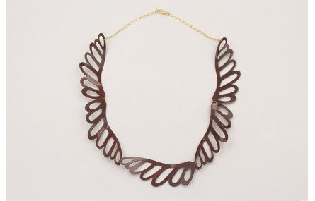 Collar alas esmaltadas marrón cosidas rematada con