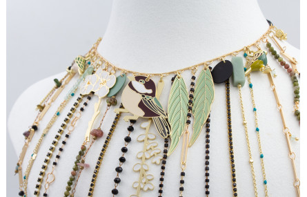 Collar babero flecos de distintas cadenas con paja