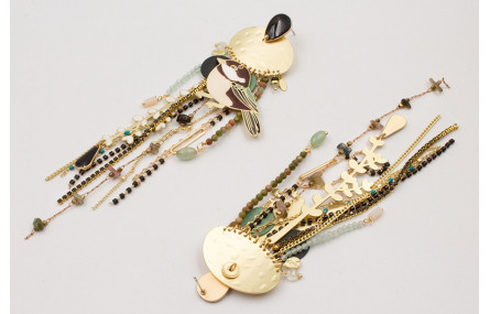 Pendientes perno gota esmaltada negra con flecos d