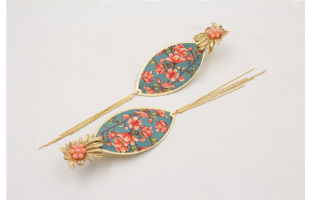 Pendiente nenufar dorado mate con flor de coral pi