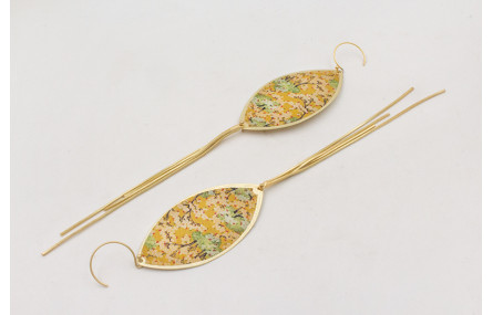 Pendiente semi circular dorado mate con ovalo esta