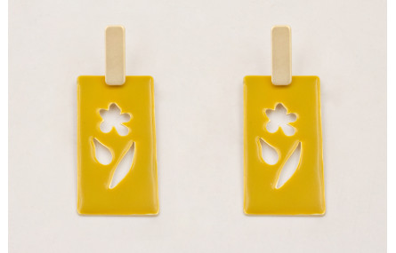 Pendientes perno listón dorado mate con colgante r