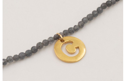 Pulsera semipreciosas grises con colgante inicial 