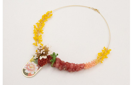 Collar hilo dorado con ramas de abalorio amarillo,