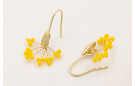 Pendientes gancho con pepita dorada mate y rama de