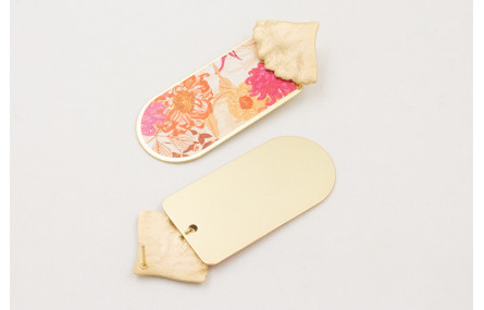 Pendientes perno hoja triangular dorada mate con p