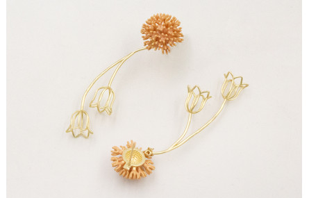 Pendiente perno nenufar esmaltado en rosa melocotó