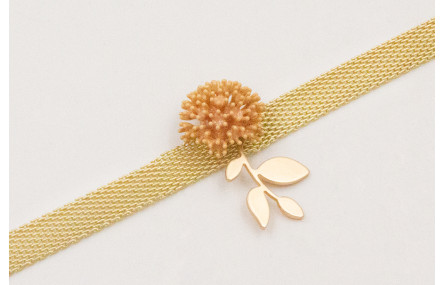 Pulsera cadena plana dorada mate, centro nenufar e