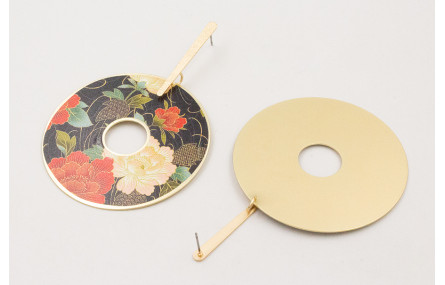 Pendientes perno lámina satinada dorado mate con c