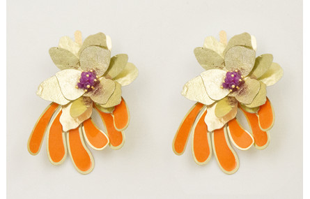 Pendientes perno lámina satinada con colgante péta