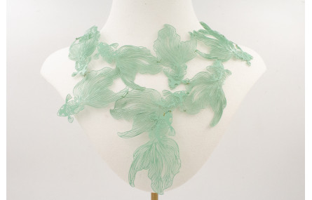 Collar babero peces tropical esmaltado turquesa.