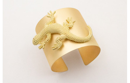 Brazalete ancho con lagarto grande dorado mate.