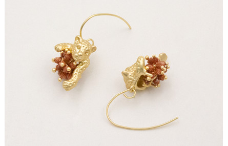 Pendientes gancho con colgante tigre y burruño cub