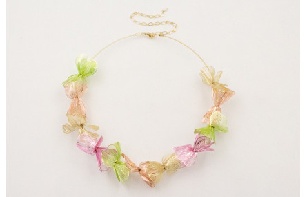 Collar hilo flexible con flores de 6 pétalos color