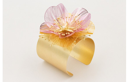 Brazalete con flores metalicas rosa y dorada, sol 
