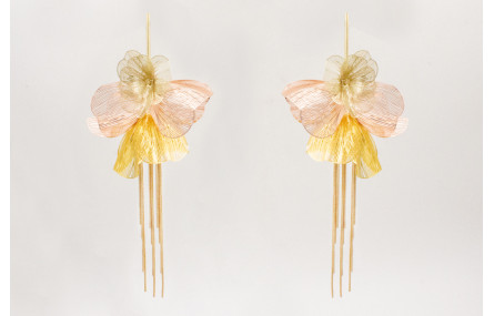 Pendientes perno listón dorado mate con flores gra