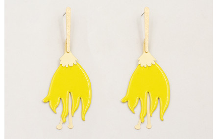 Pendientes lámina satina con flor plana esmaltada 