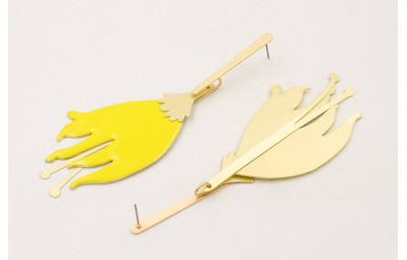Pendientes lámina satina con flor plana esmaltada 