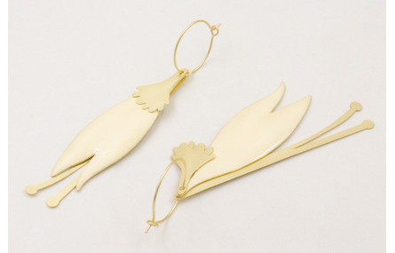 Pendientes gancho sencillo con flor plana esmaltad