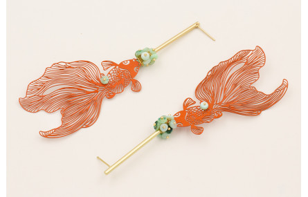 Pendientes perno pivote dorado mate con pez tropic