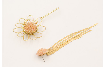Pendientes asimetricos con flor alambre dorado mat