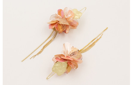 Pendientes perno hoja ovalada dorada mate con flor