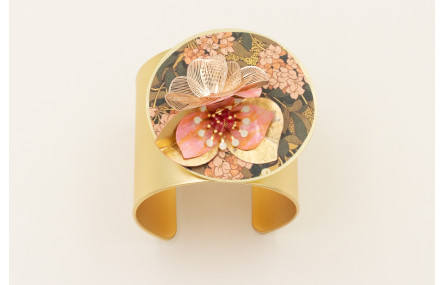 Brazalete con disco estampado flores rosas y ramas