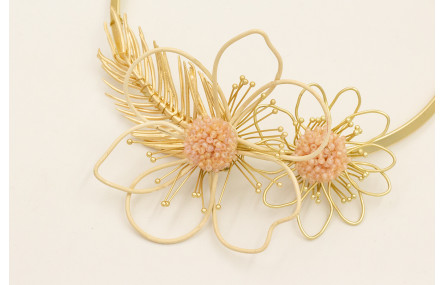 Collar rigido con rama dorada mate, flor de alambr