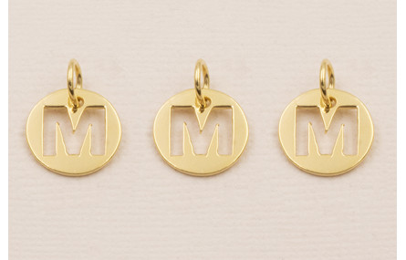 Colgante letra M 10mm Baño Oro 18K, 3Micras
