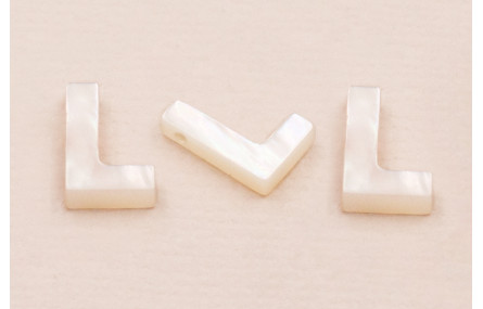 Letra Nacar L  10mm agujero horizontal superior