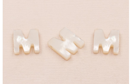 Letra Nacar M 10mm agujero horizontal superior