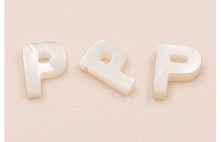 Letra Nacar P 10mm agujero horizontal superior