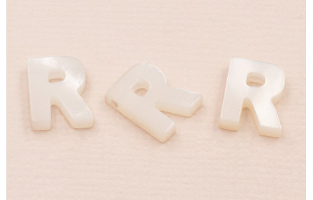 Letra Nacar R 10mm agujero horizontal superior