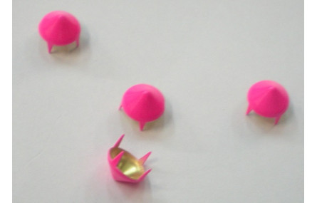 Tachuela cónica 10mm Fuxia fluor