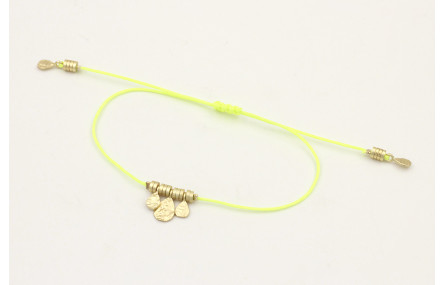 Pulsera hilo amarillo fluor con colgantes laminas 