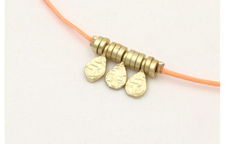 Pulsera hilo naranja fluor con colgantes laminas l