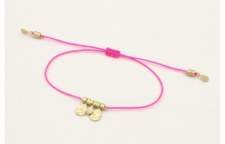 Pulsera hilo fucsia con colgantes laminas labradas
