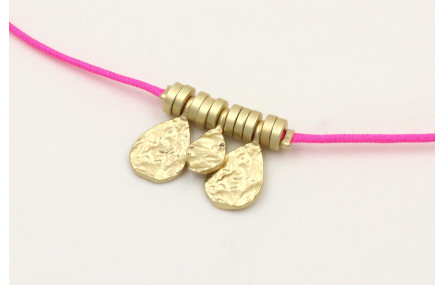 Pulsera hilo fucsia con colgantes laminas labradas
