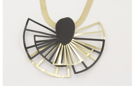 Collar cadena tira dorada mate con láminas abanico